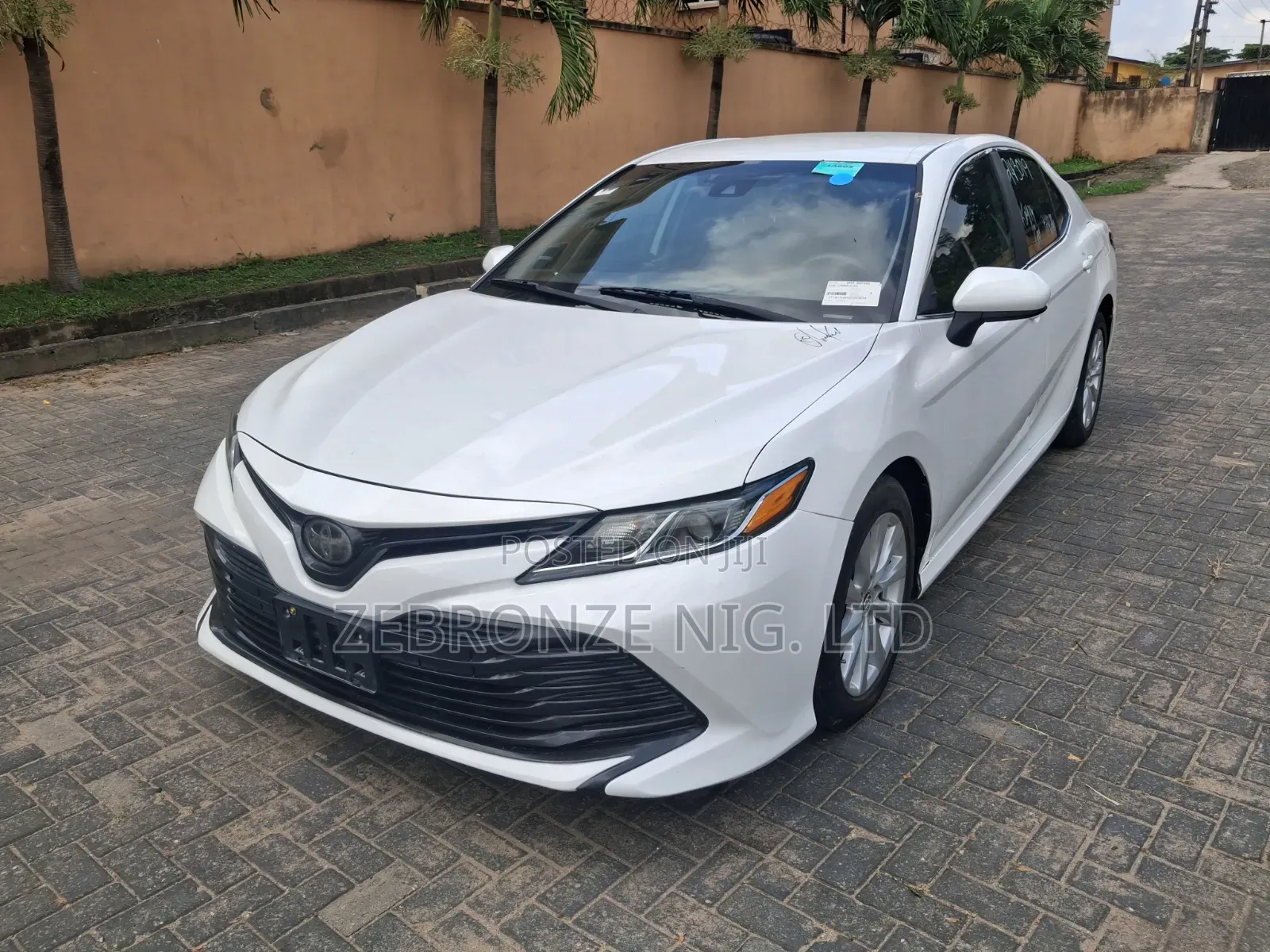Toyota Camry LE (2.5L 4cyl 8A) 2019 White