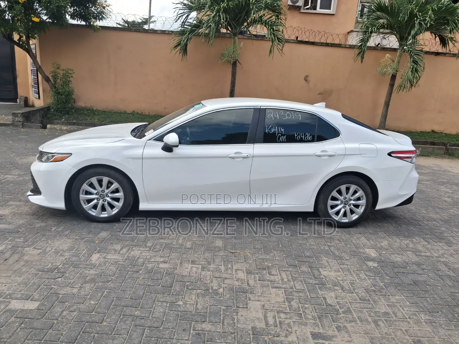 Toyota Camry LE (2.5L 4cyl 8A) 2019 White