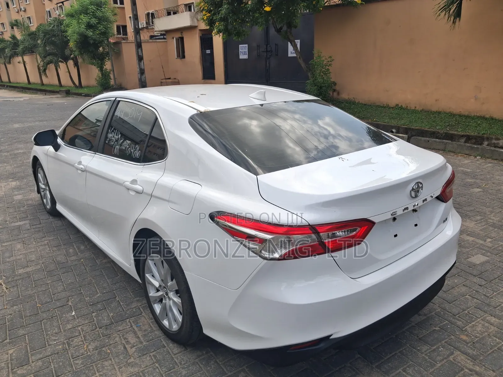 Toyota Camry LE (2.5L 4cyl 8A) 2019 White