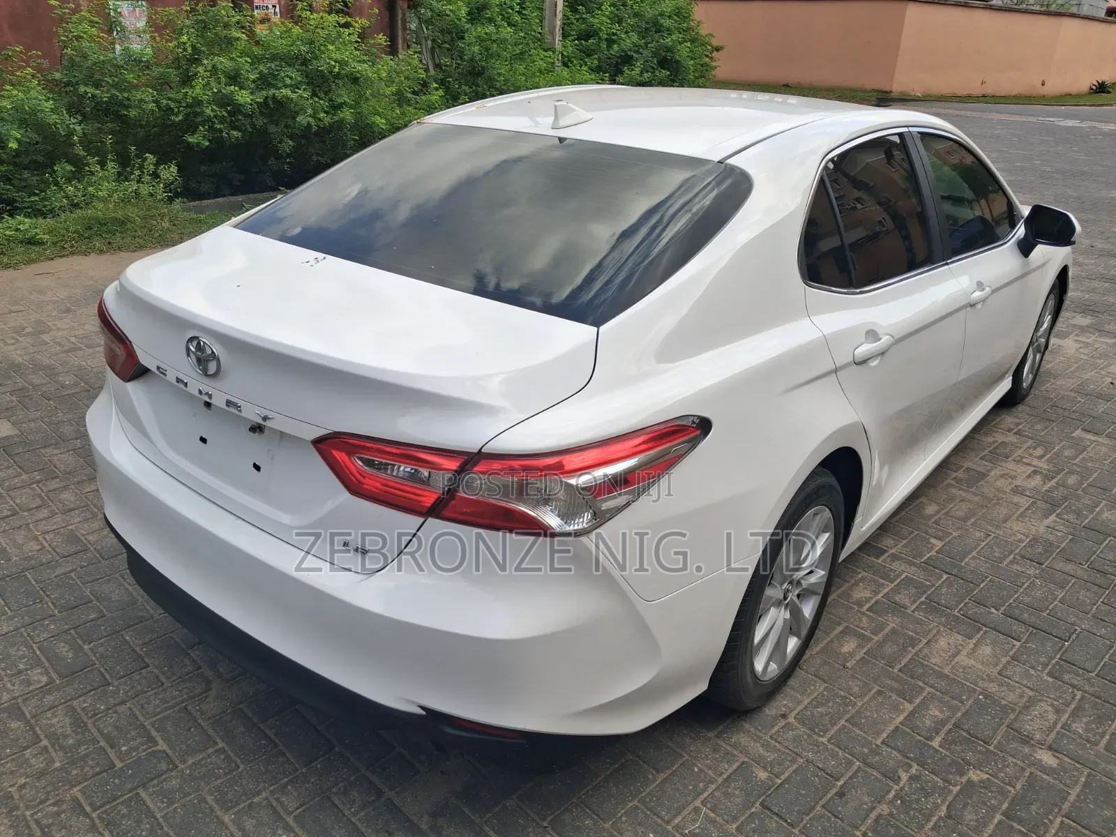 Toyota Camry LE (2.5L 4cyl 8A) 2019 White