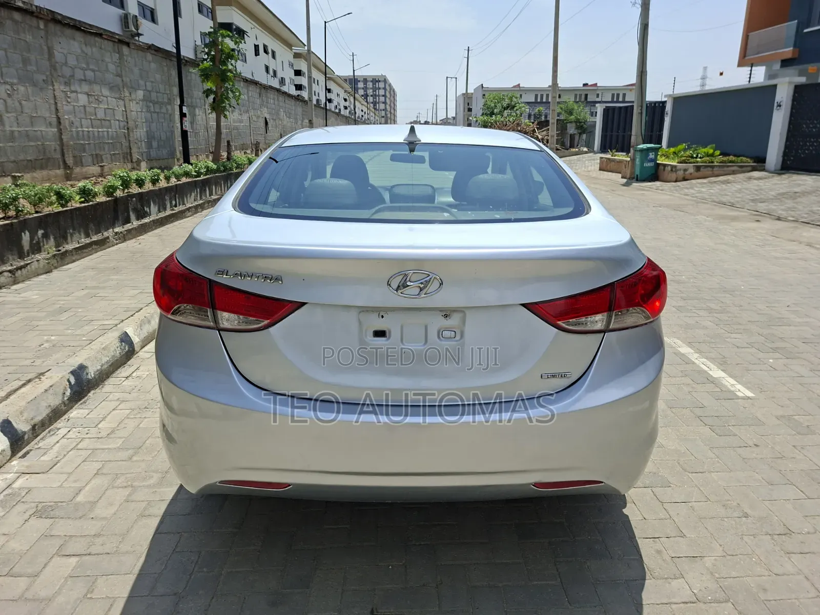 Hyundai Elantra Limited Sedan FWD (1.8L 4cyl 6A) 2013 Silver
