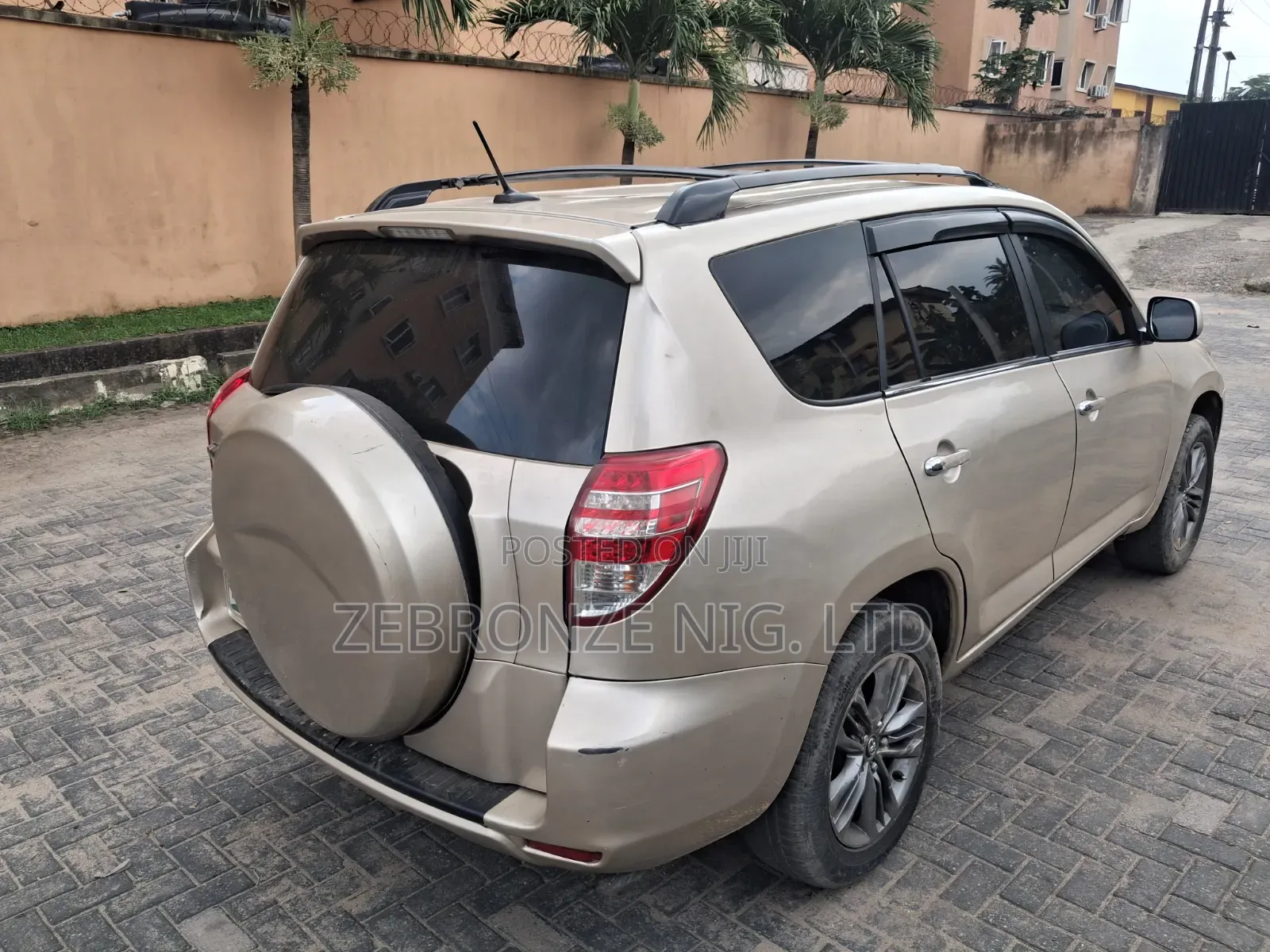 Toyota RAV4 2.5 2010 Gold