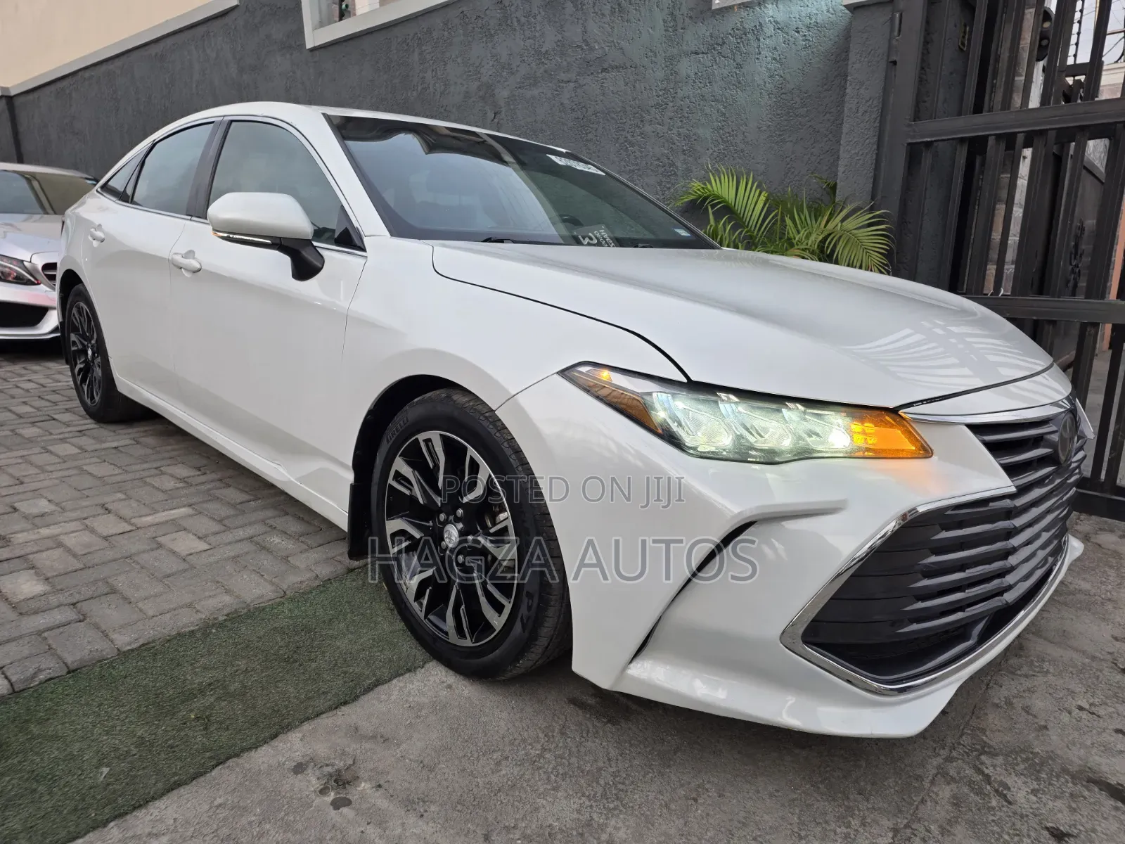 Toyota Avalon XLE FWD Sedan (3.5L V6 8A) 2019 White