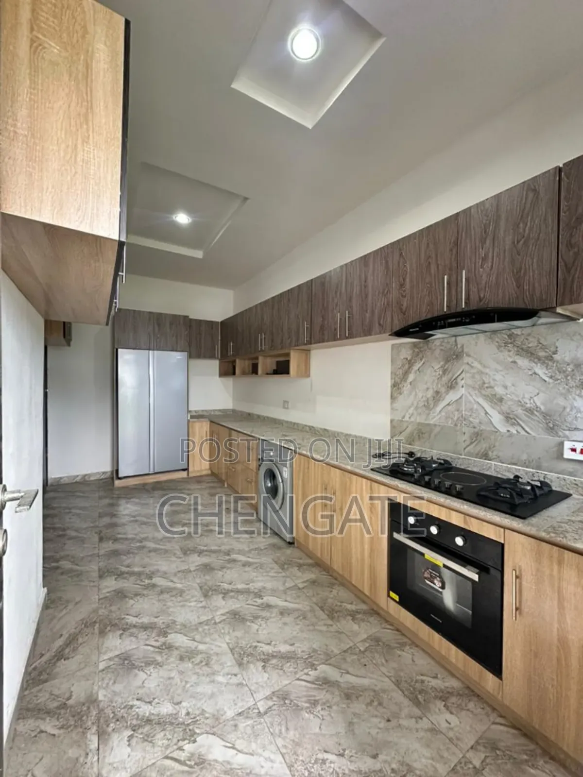 5bdrm Duplex in Chevron for sale