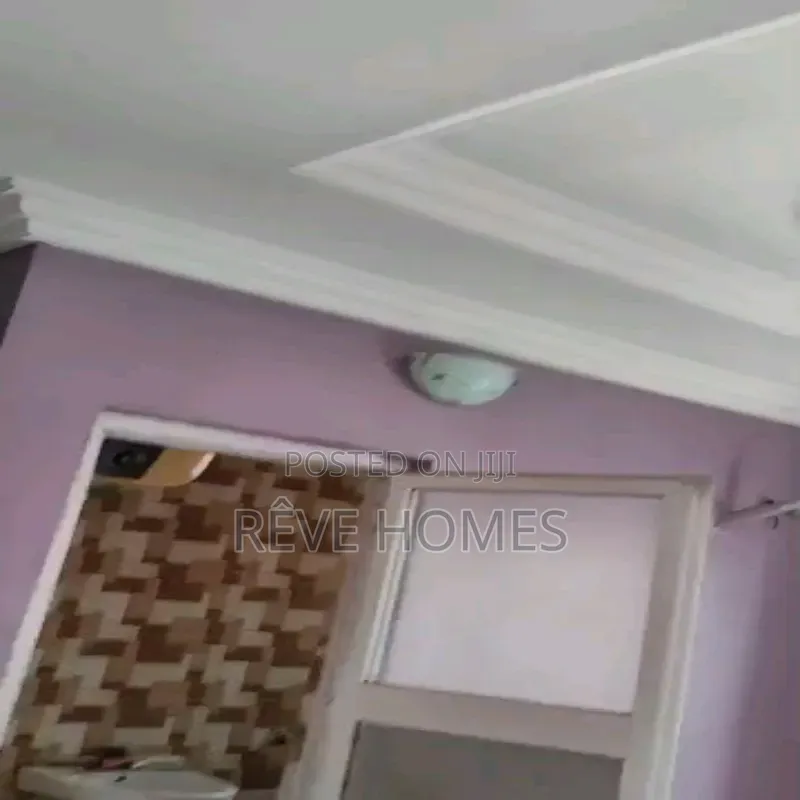 2bdrm Block of Flats in Adekunle for rent