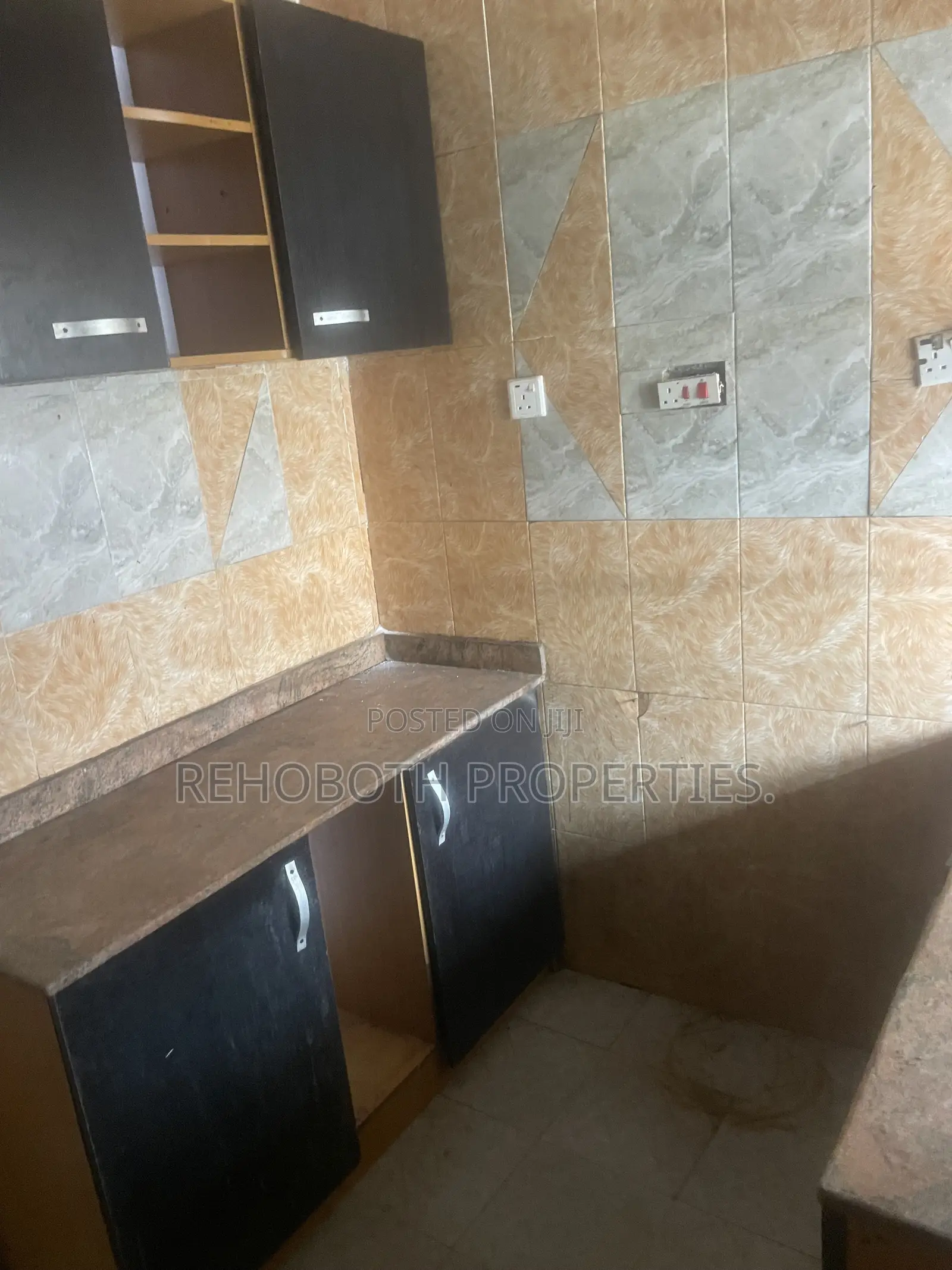 3bdrm Bungalow in Adeyemi Screcent, Akala Express for rent