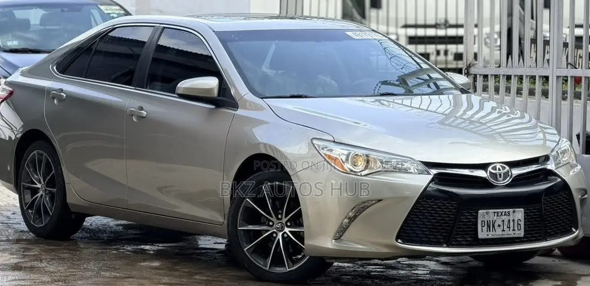 Toyota Camry XSE 4dr Sedan (3.5L 6cyl 6A) 2015 Gold