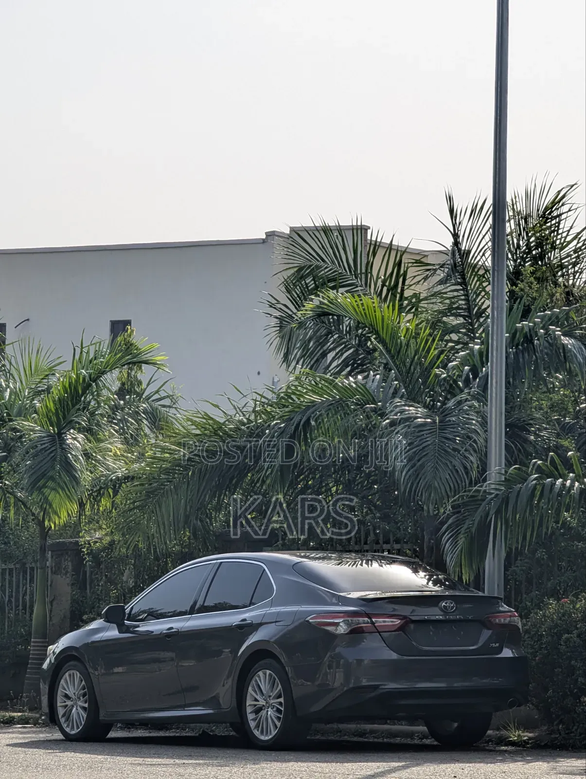 Toyota Camry XLE FWD (2.5L 4cyl 8AM) 2018 Gray