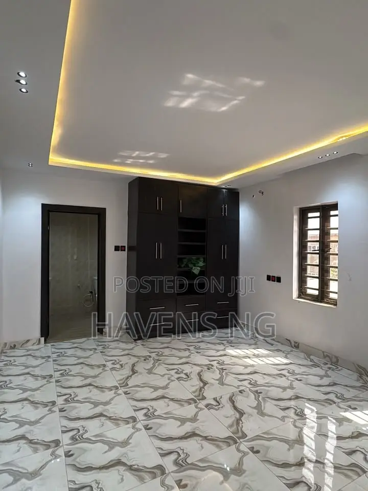 4bdrm Duplex in Jericho for sale