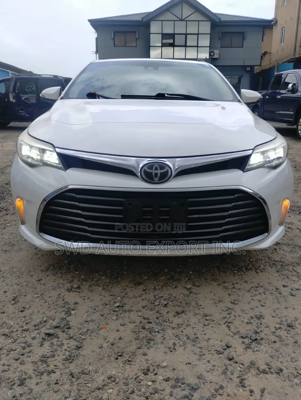 Toyota Avalon Limited (3.5L 6cyl 6A) 2018 White