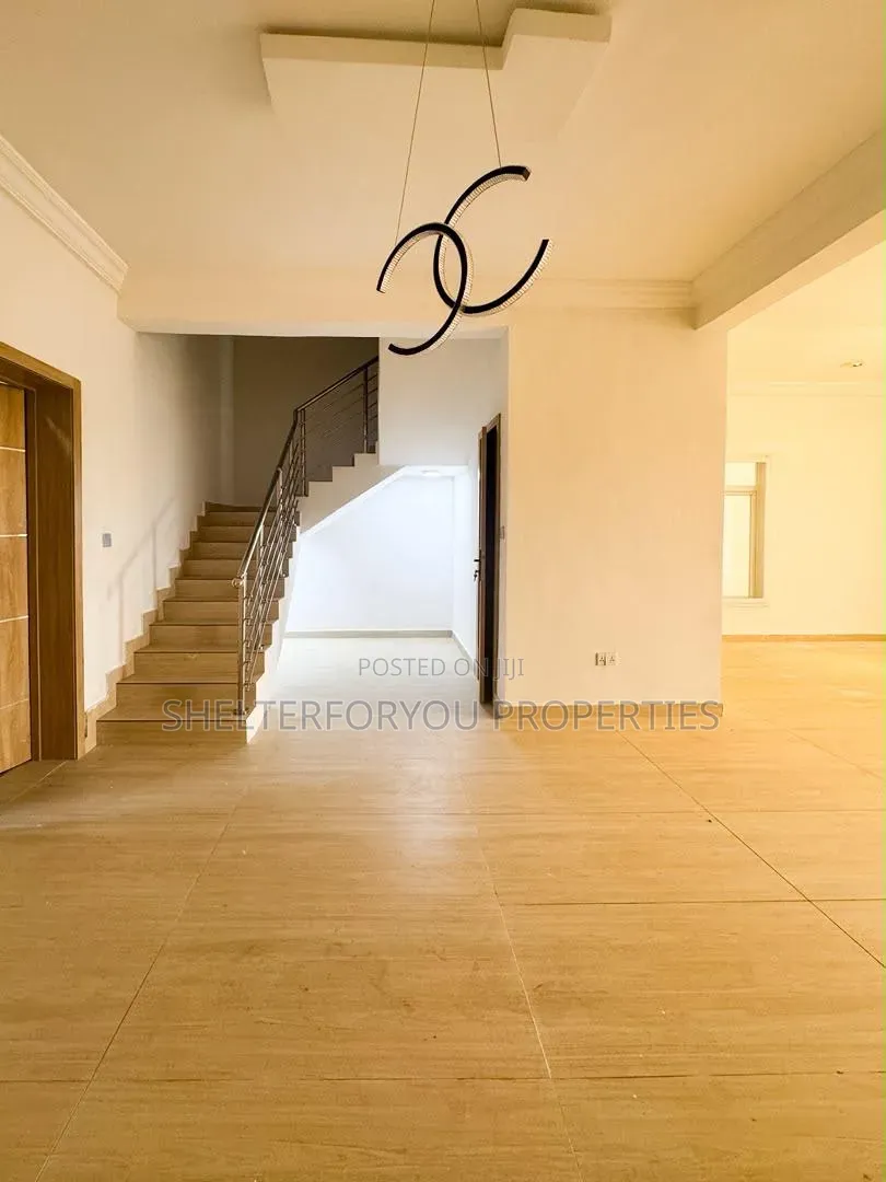 2bdrm Maisonette in Lekki Phase 1 for sale