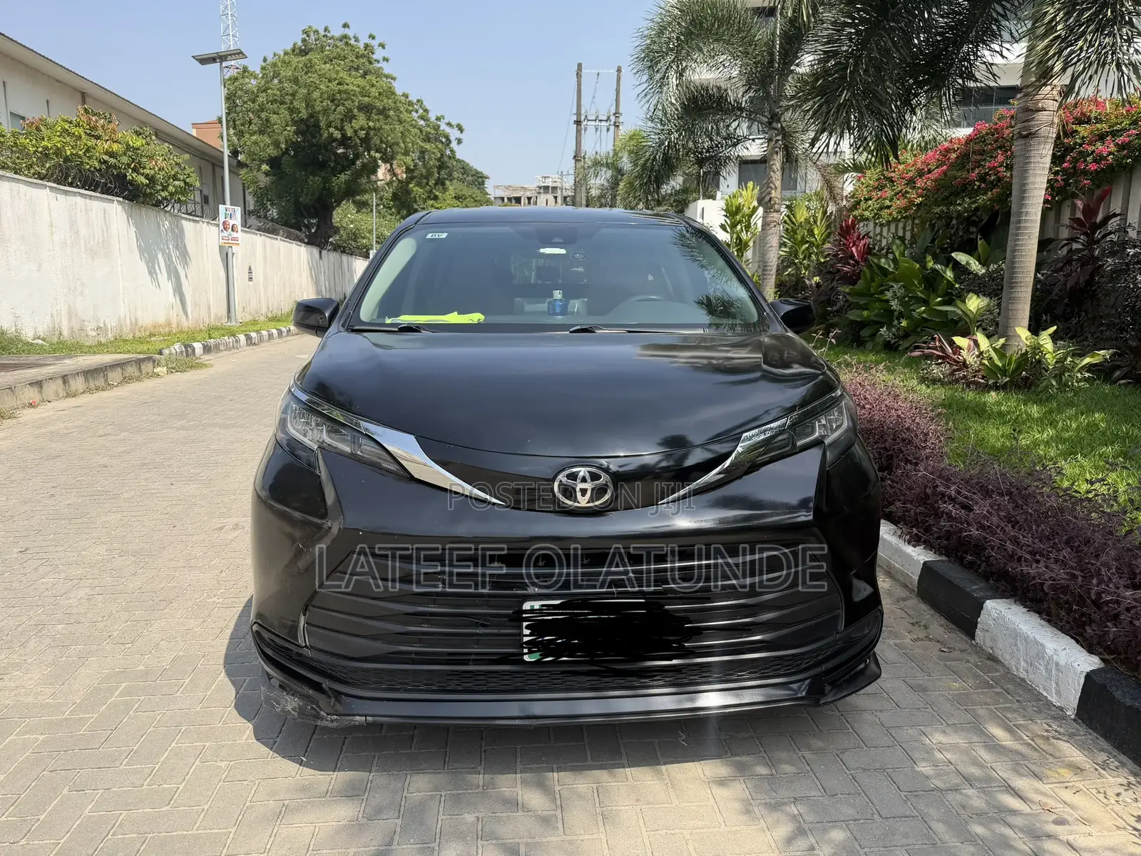 Toyota Sienna LE 2022 Black