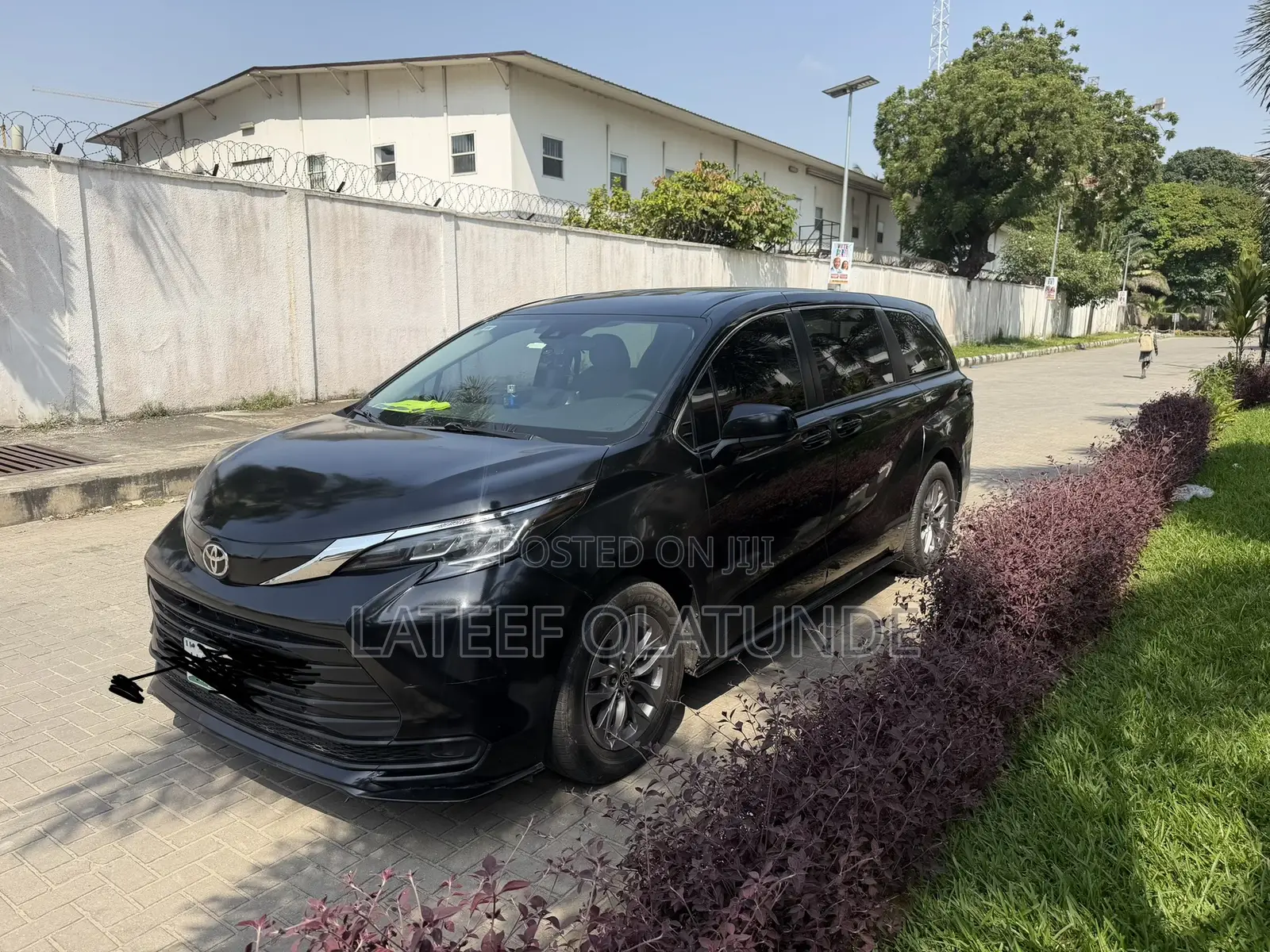 Toyota Sienna LE 2022 Black
