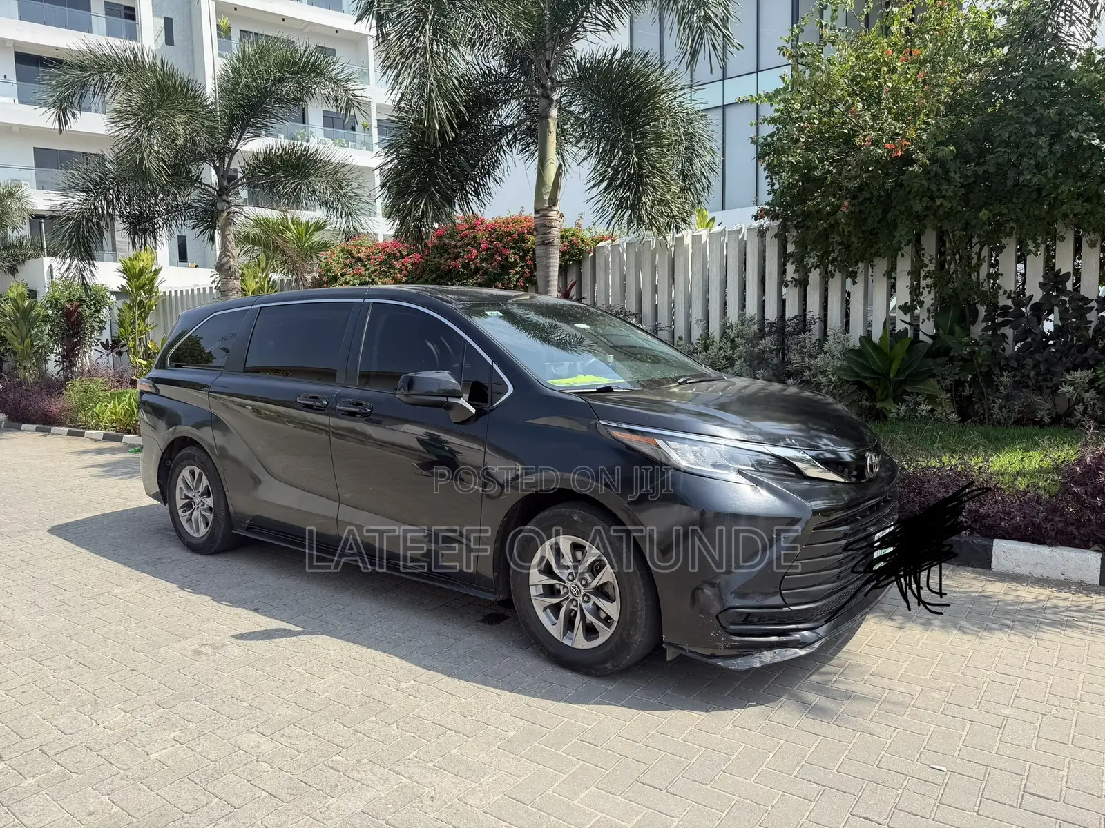 Toyota Sienna LE 2022 Black