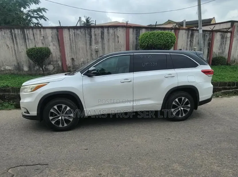 Toyota Highlander LE 4dr SUV (3.5L 6cyl 6A) 2015 White