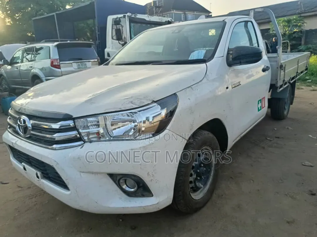 Toyota Hilux 2022 White
