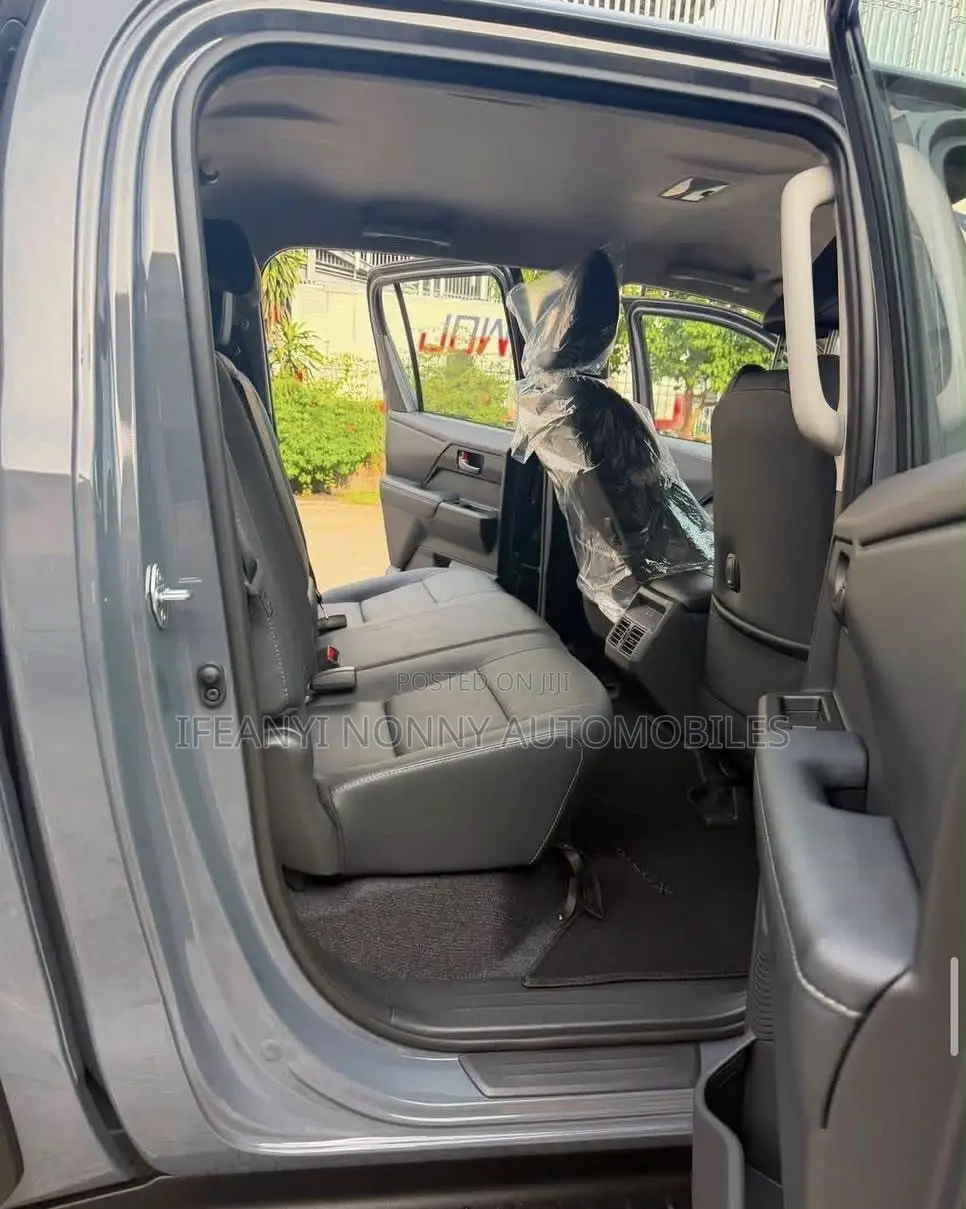 Toyota Hilux 2026 Black