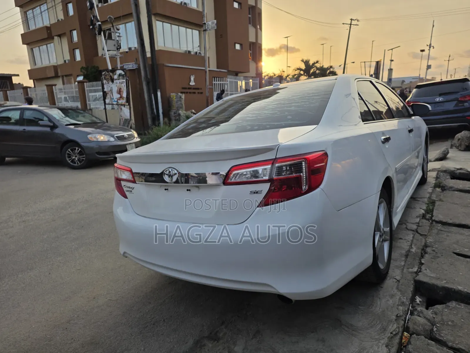 Toyota Camry SE Sport 4dr Sedan w/Prod. End 11/13 (2.5L 4cyl 6A) 2014