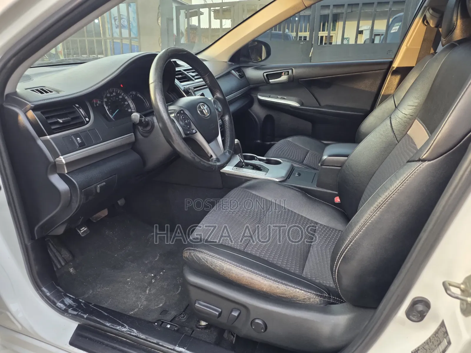 Toyota Camry SE Sport 4dr Sedan w/Prod. End 11/13 (2.5L 4cyl 6A) 2014