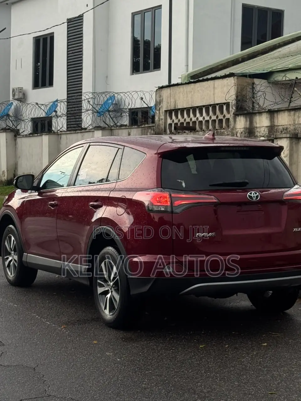 Toyota RAV4 XLE 4dr SUV (2.5L 4cyl 6A) 2018 Red