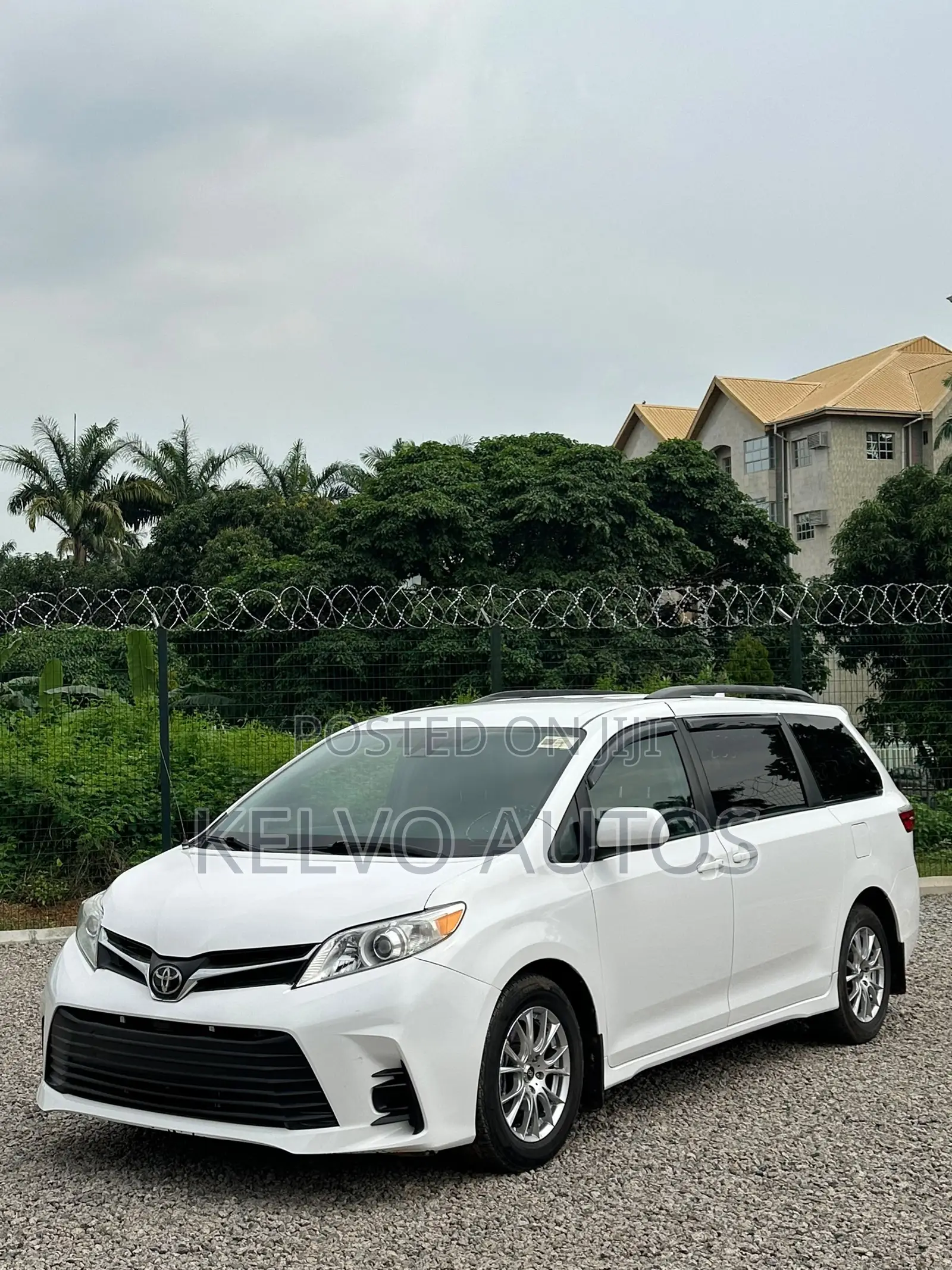 Toyota Sienna LE AWD (3.5L 6cyl 8A) 2018 White