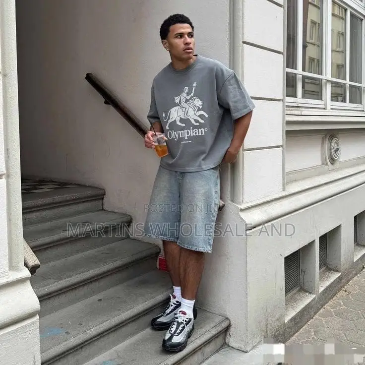 Features a Casual Streetwear Outfit Combining a Relaxed-Fit White