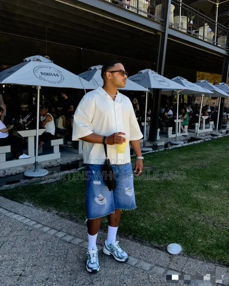 Features a Casual Streetwear Outfit Combining a Relaxed-Fit White