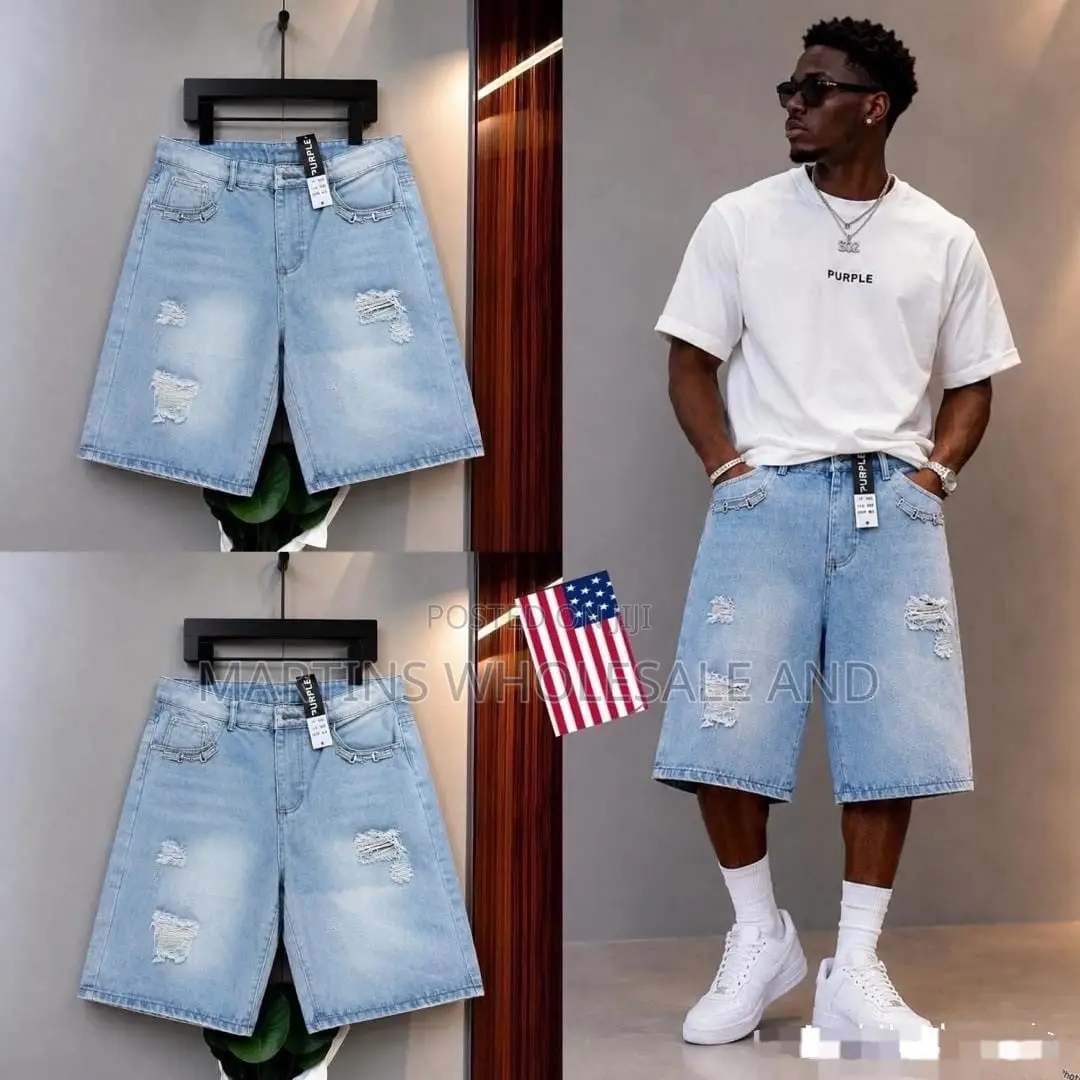 Features a Casual Streetwear Outfit Combining a Relaxed-Fit White