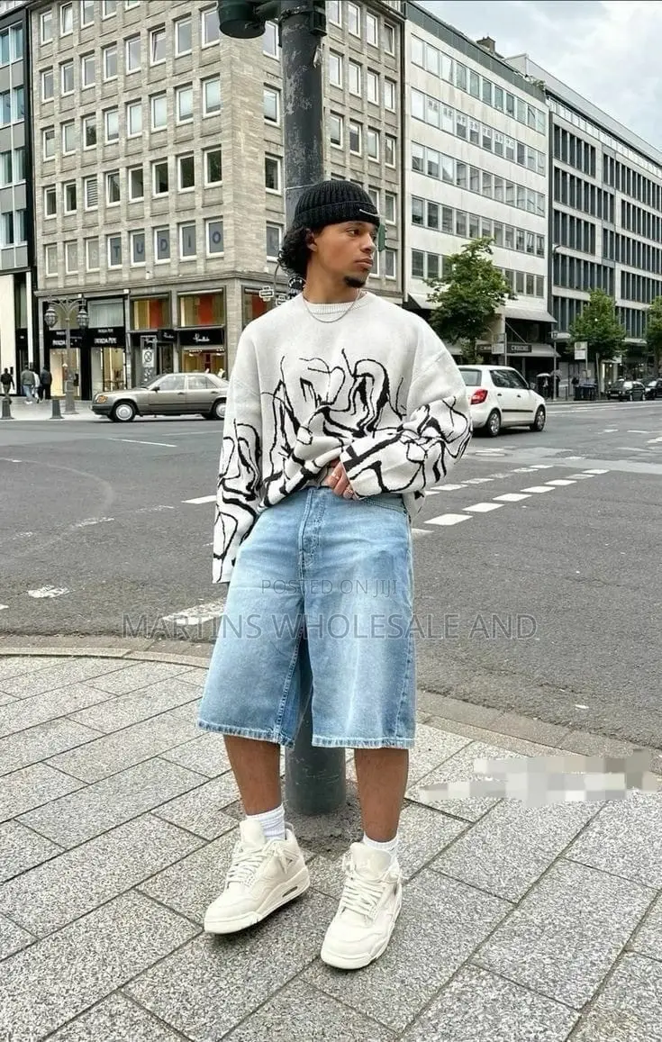 Features a Casual Streetwear Outfit Combining a Relaxed-Fit White