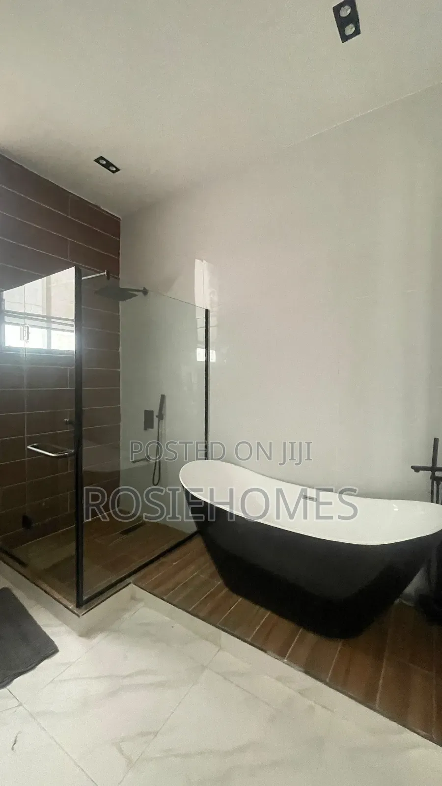5bdrm Duplex in Cheers, Chevron for sale