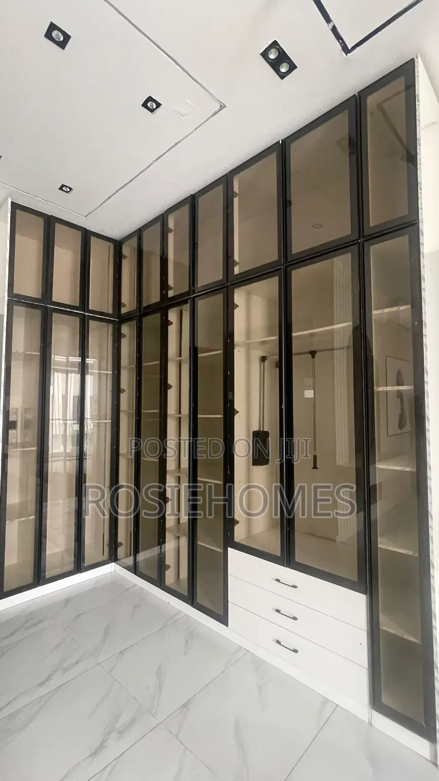 5bdrm Duplex in Cheers, Chevron for sale