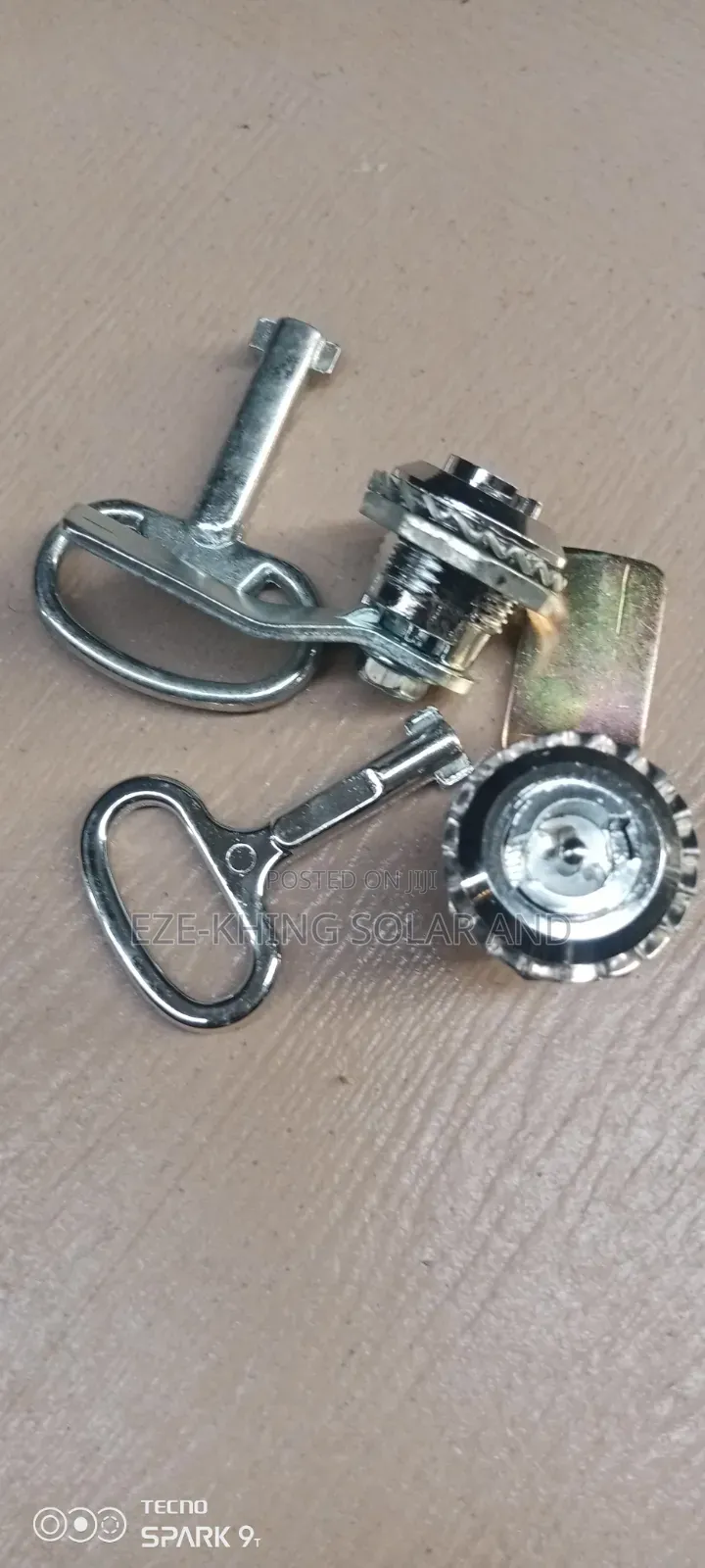 Stainless Pane Key