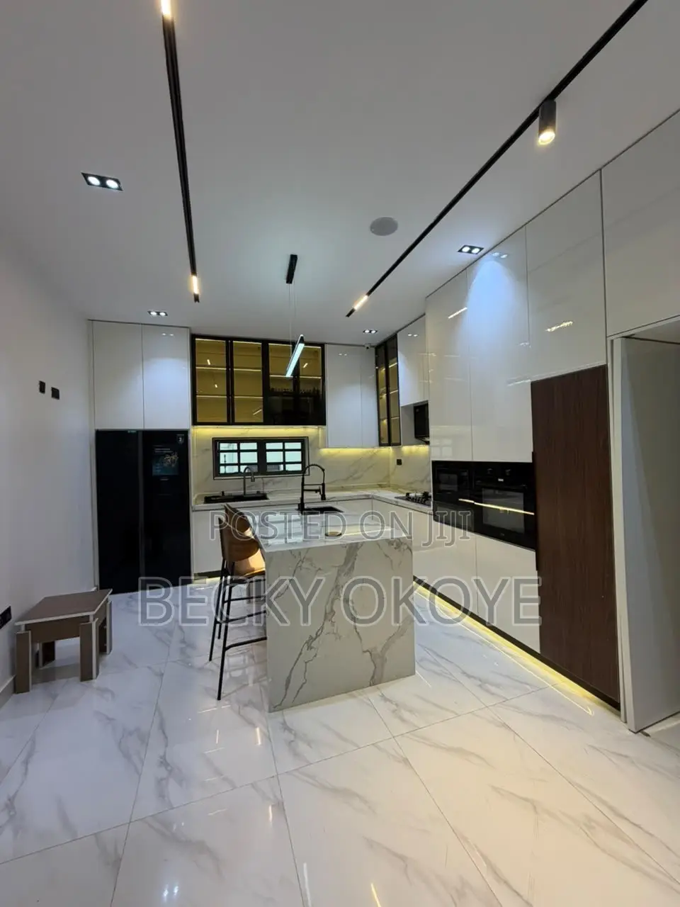 6bdrm Duplex in Apo for sale