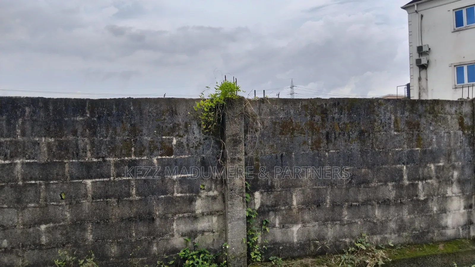 For Sale : 3 1⁄2 Plots With Old Building at D Line , Ph