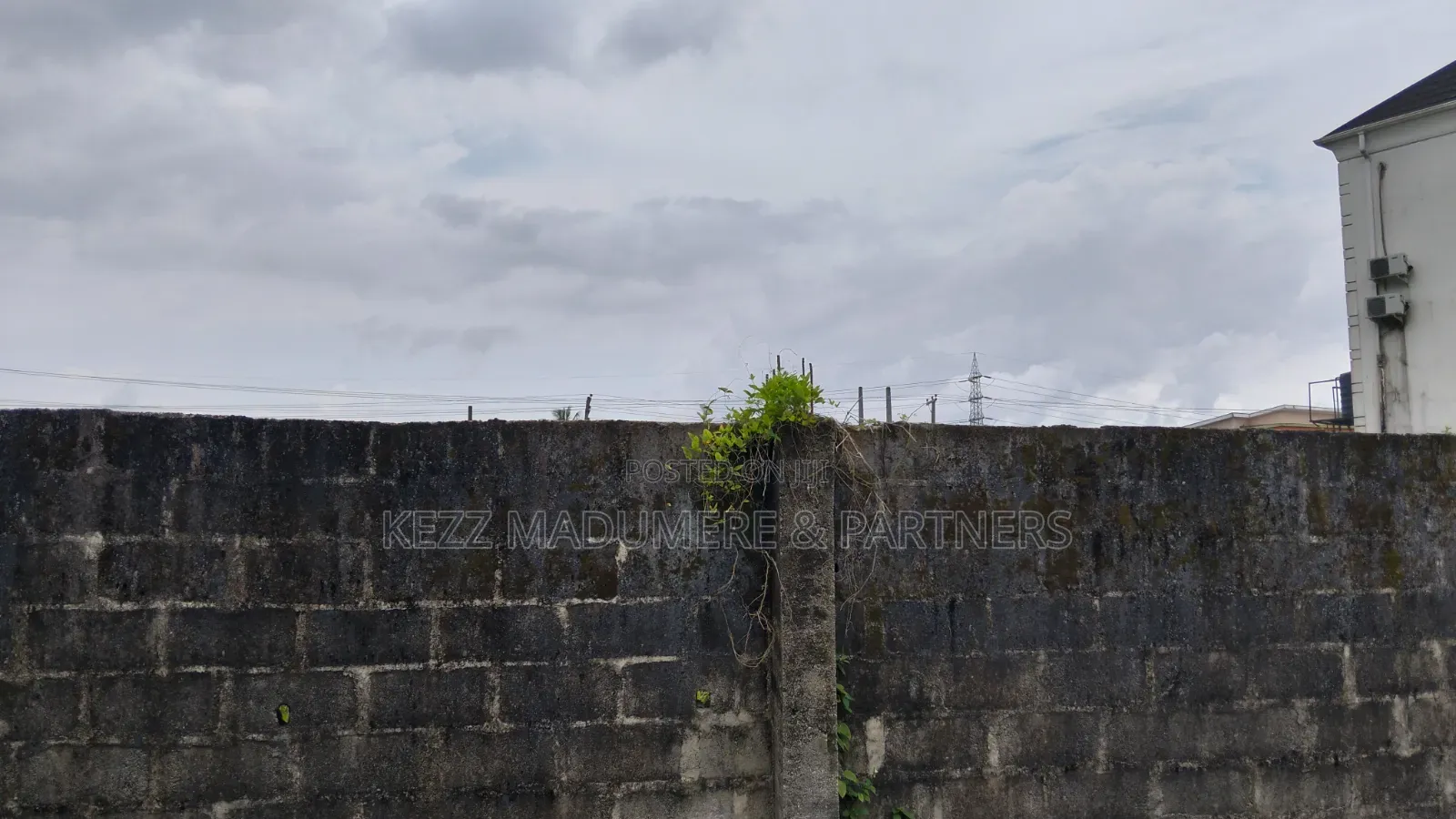 For Sale : 3 1⁄2 Plots With Old Building at D Line , Ph