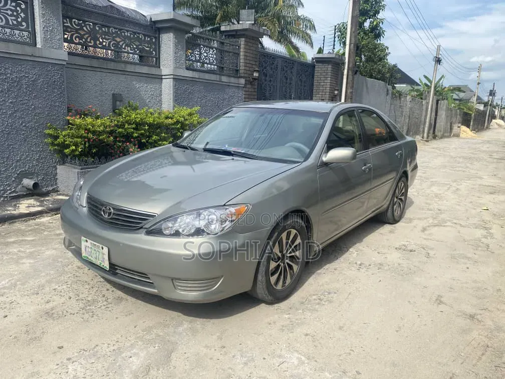 Toyota Camry 2005 Gray