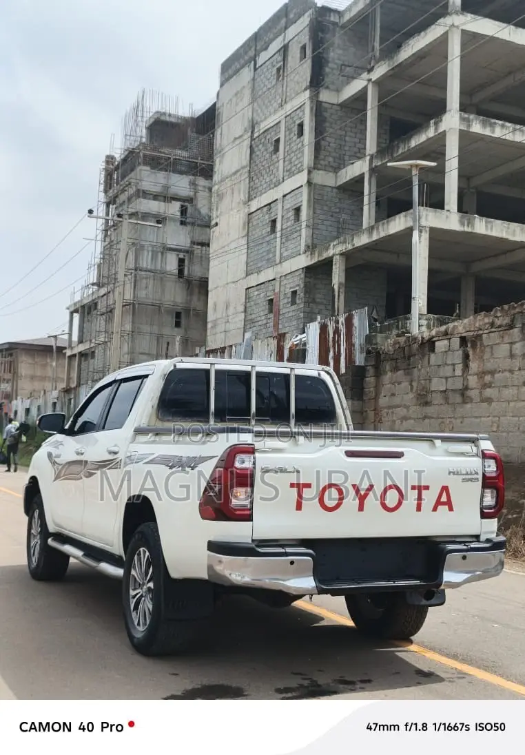 Toyota Hilux SR5 4x4 2017 White