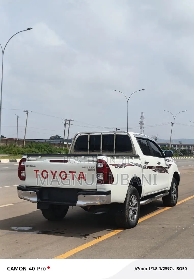 Toyota Hilux SR5 4x4 2017 White