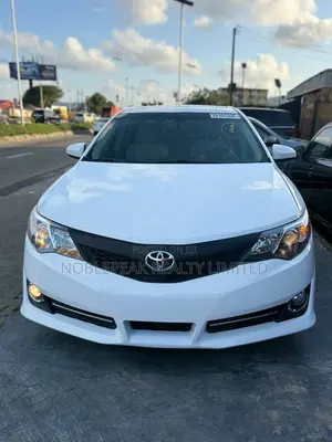 Toyota Camry XLE 4dr Sedan (3.5L 6cyl 6A) 2014 White