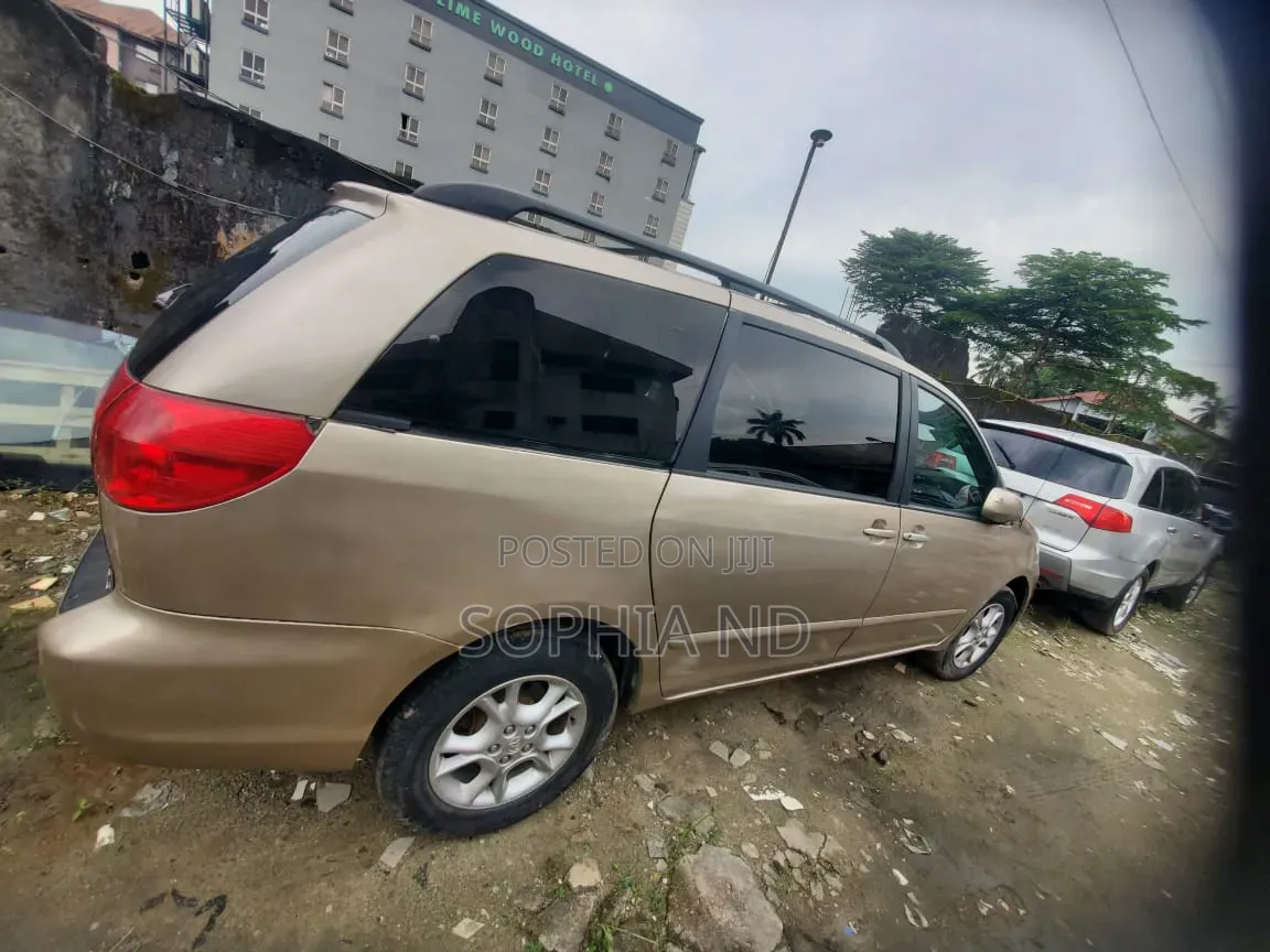 Toyota Sienna 2007 Gold
