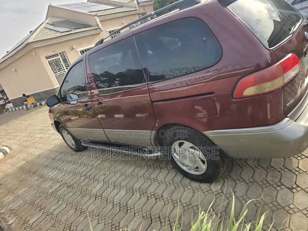 Toyota Sienna 2000 Maroon