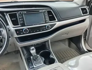 Toyota Highlander XLE 4x4 V6 (3.5L 6cyl 8A) 2018 White