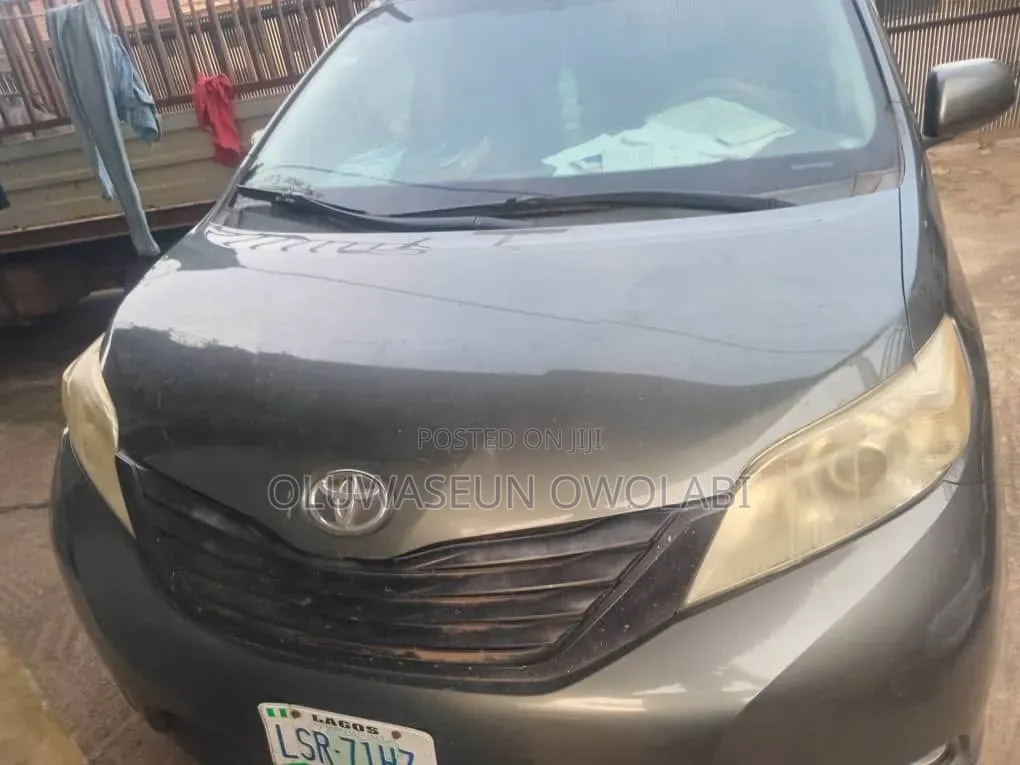 Toyota Sienna LE FWD 8-Passenger 2013 Gray