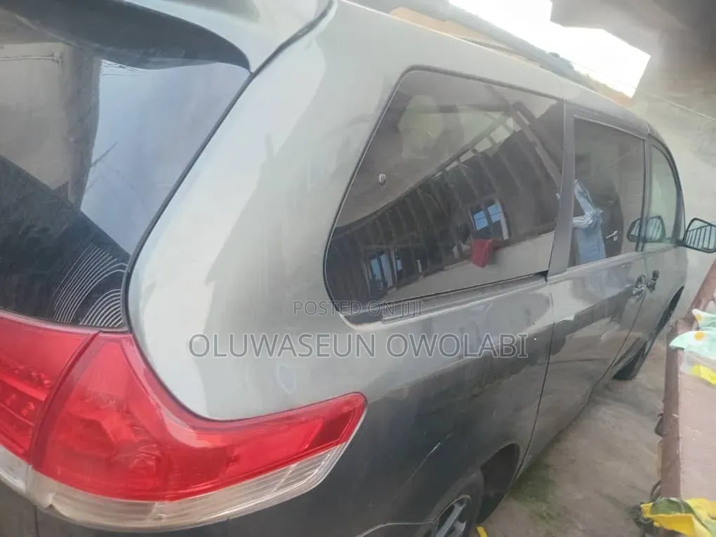 Toyota Sienna LE FWD 8-Passenger 2013 Gray