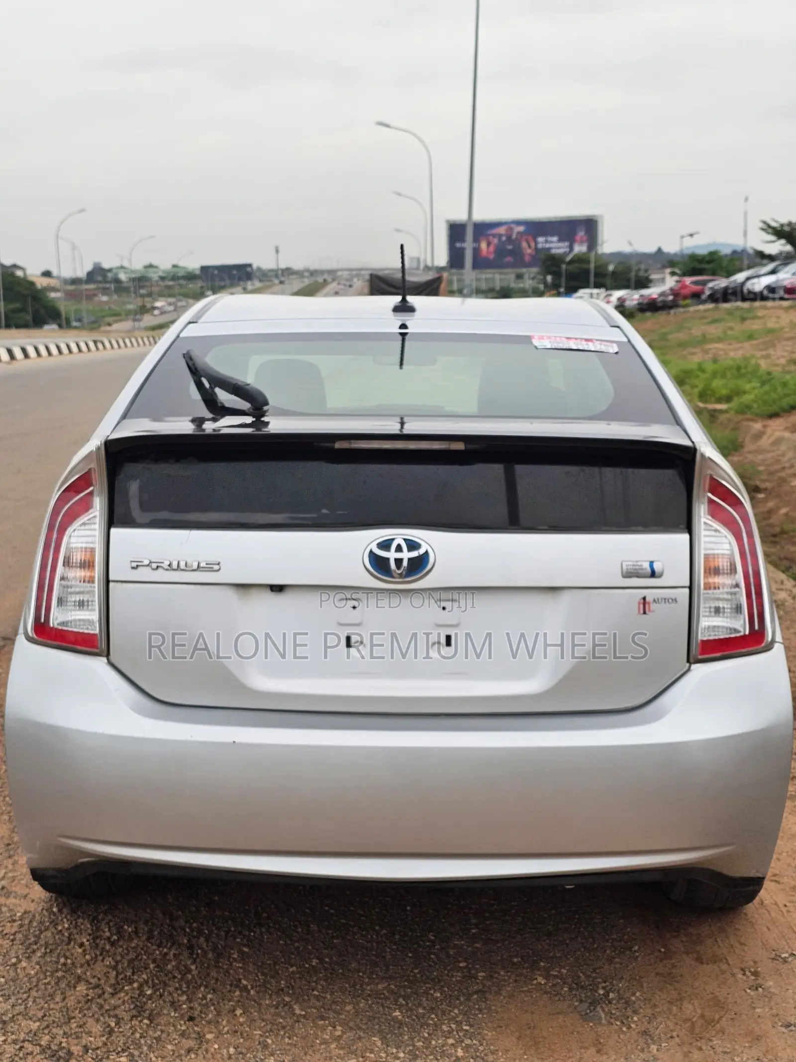 Toyota Prius Four 4dr Hatchback (1.8L 4cyl gas/electric hybrid CVT)