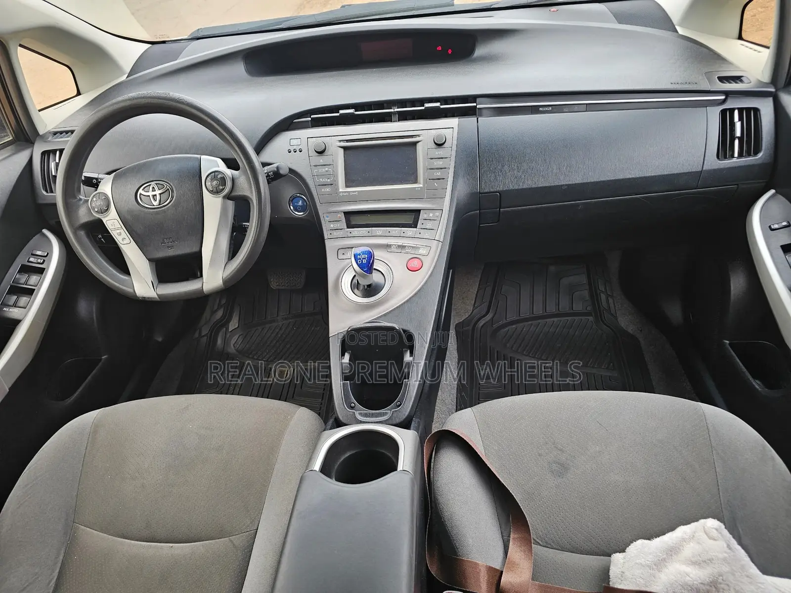 Toyota Prius Four 4dr Hatchback (1.8L 4cyl gas/electric hybrid CVT)