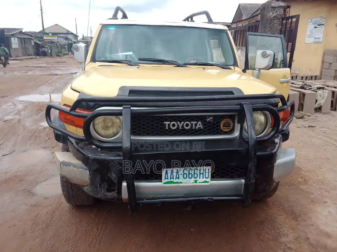 Toyota FJ Cruiser Base 4x2 2008 Gold