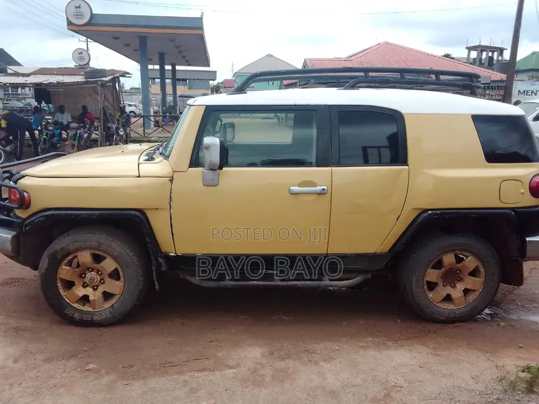 Toyota FJ Cruiser Base 4x2 2008 Gold