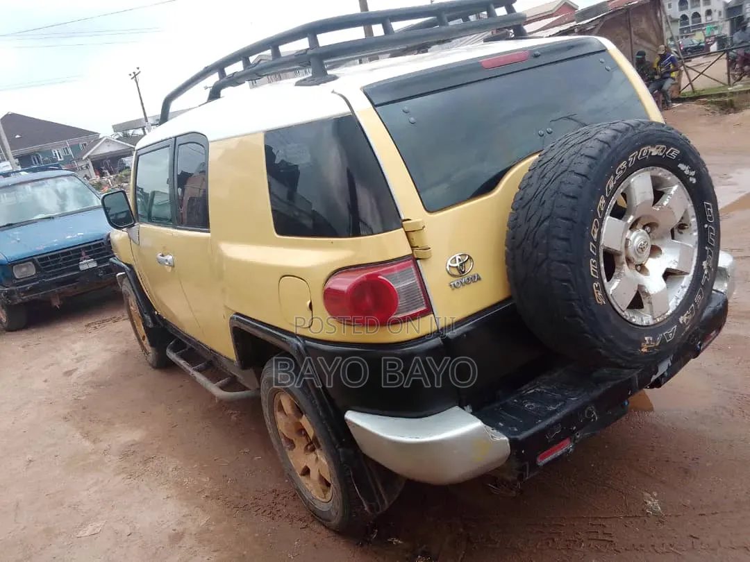 Toyota FJ Cruiser Base 4x2 2008 Gold
