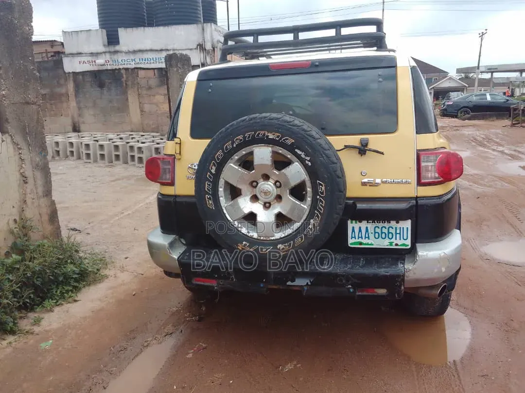 Toyota FJ Cruiser Base 4x2 2008 Gold